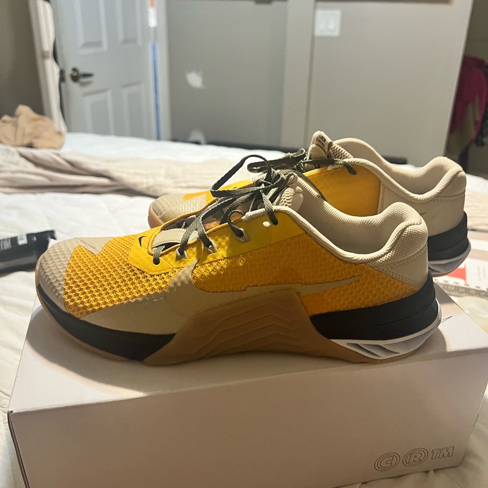 New Nike sneakers size 10